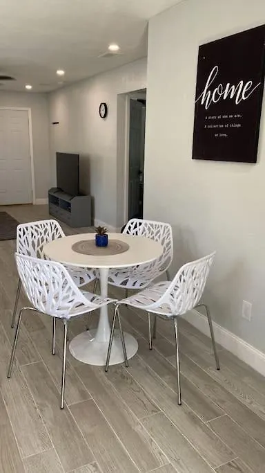 Charming 2-Beds Central Clearwater Apartment With Private Backyard