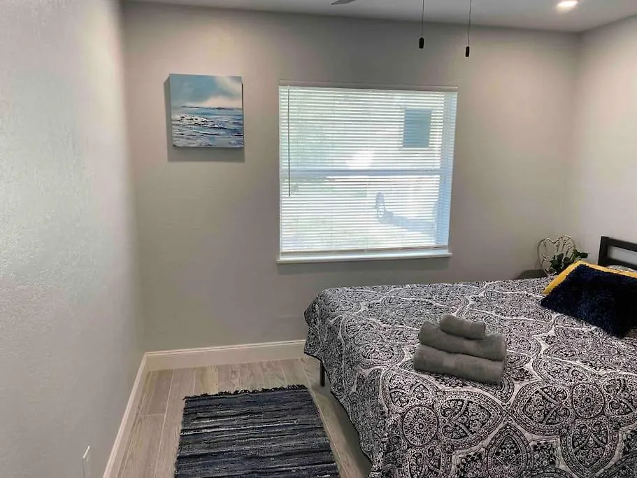 Semesterbostad Charming 2-Beds Central Clearwater Apartment With Private Backyard